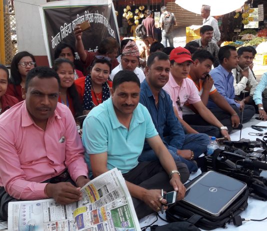 देशभरका पत्रकार संचार सामाग्री सहित सडकमा