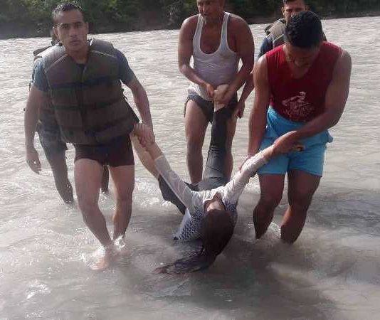 सेल्फी खिच्ने क्रममा तामाकोशी नदिमा खसेर एक युवतीको मृत्यु