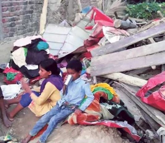 विदेश जाँदा लिएकाे ऋण नतिरेको भन्दै एजेन्टले डोजर लगाएर भत्काइदिए घर
