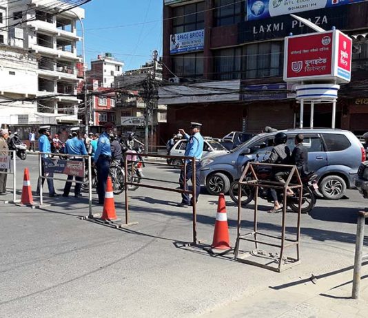 ट्रिपरसँग पैसा उठाउने पाँच जना ट्राफिक प्रहरी रंगेहात पक्राउ