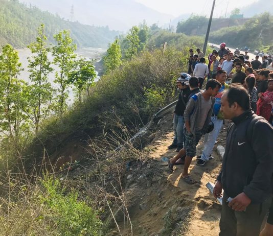 जलविरेबाट रेडबुल बोकेको ट्रक त्रिशूली नदीमा खस्यो, खोजीकार्य जारी