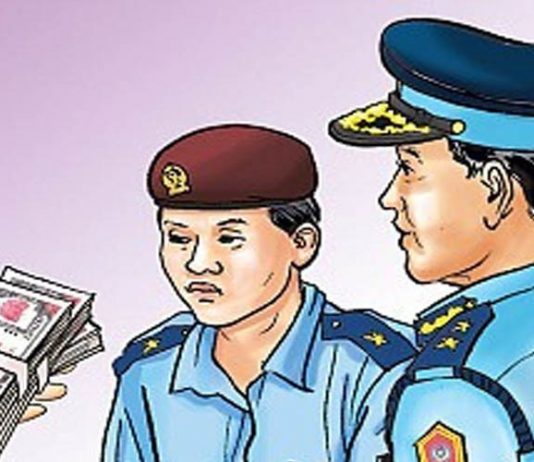 टिपरबाट घुस लिँदै गरेको अवस्थामा यसरी पक्राउ परे पाँच प्रहरी