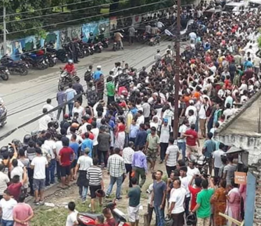 रवि लामिछानेका समर्थकले गरे चितवन प्रहरी कार्यालयमा ढुंगामुढा, ५ प्रहरी घाइते