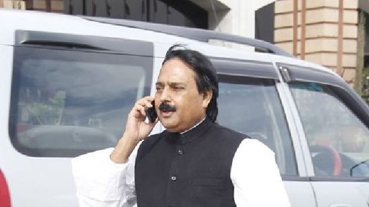 ८ जनाको हत्याको आरोपमा पक्राउ परेका कांग्रेस सांसद आलम निलम्बित