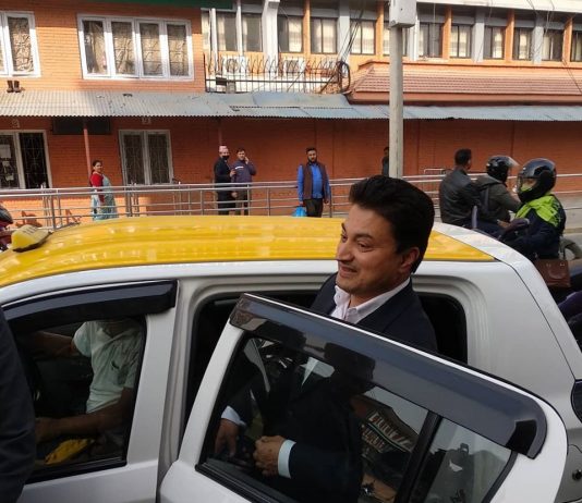 श्रममन्त्रीबाट बाहिरिएका गोर्कण विष्ट ट्याक्सी चढेर निवास लागे
