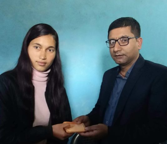 सम्पादक शिवाकोटीद्वारा पत्रकार शर्मा परिवारलाई सहयाेग