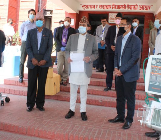 निक साइमन इन्स्टिच्युटद्धारा १० वटा पोर्टेबल भेन्टिलेटर र एक हजार थान पिपिइ हस्तान्तरण