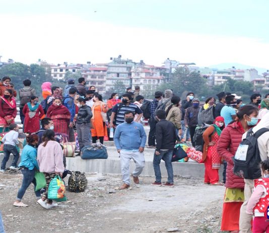 लकडाउनकै समयमा हजारौंले छाडे उपत्यका, सुरक्षित साथ क्वारेन्टाइनमा कसले राख्ने ? (फोटो फिचर)