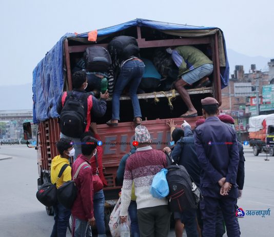 गाउँ फर्किन पैदल हिँडेकालाई ट्रक रोक्दै गन्तब्य तर्फ पठाउँदै कोटेश्वर प्रहरी (फोटो फिचर)