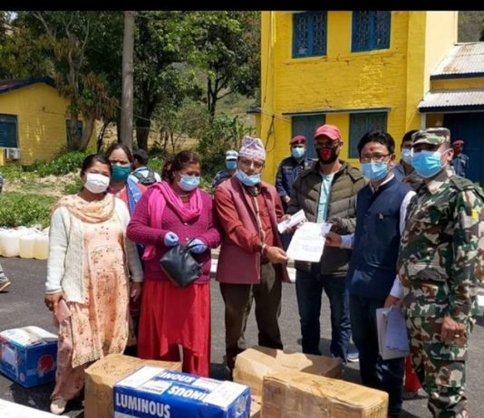 सांसद आले मगरले आफ्नै खर्चमा जिल्ला पठाए लाखौंको स्वास्थ्य सामग्री