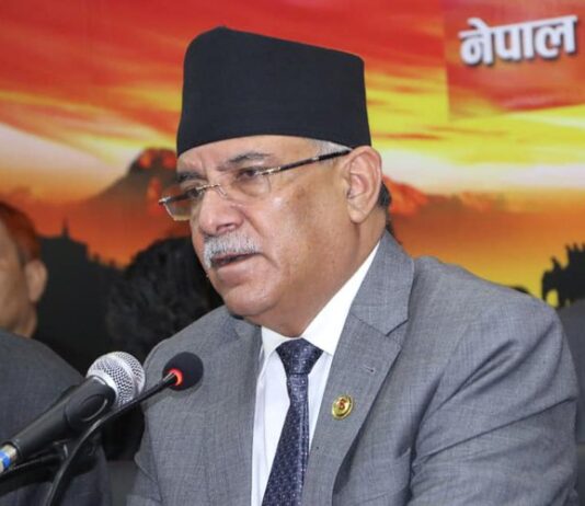 स्वास्थ्यकर्मीको टोलीसहित प्रधानमन्त्री प्रचण्ड भूकम्प प्रभावित क्षेत्रमा जाँदै