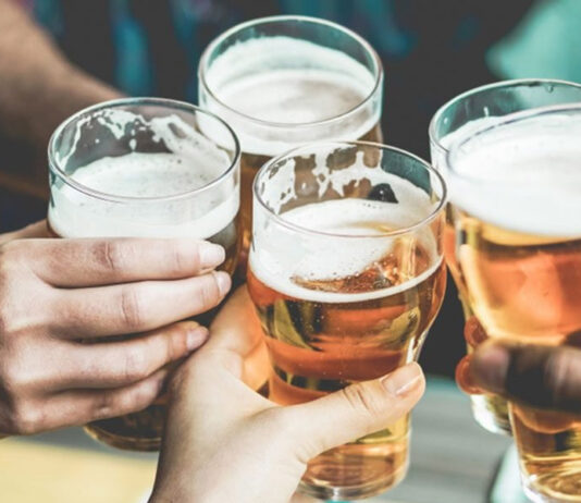 यस्ता छन् बेलुकाको खानासँग दैनिक बियर पिउनुका फाइदा