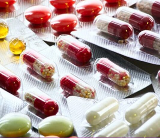 यी उमेर समूहका छात्रालाई आइरन र फोलिक एसिड क्याप्सुल खुवाइँदै