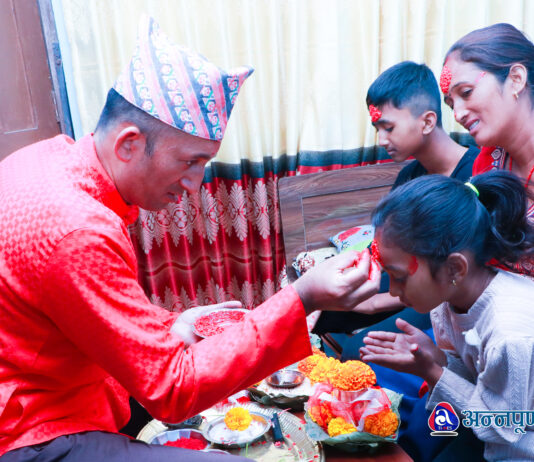 दशैं: टीका थाप्न र आशीर्वाद लिन मान्यजनका घरमा जाने क्रम आज पनि जारी