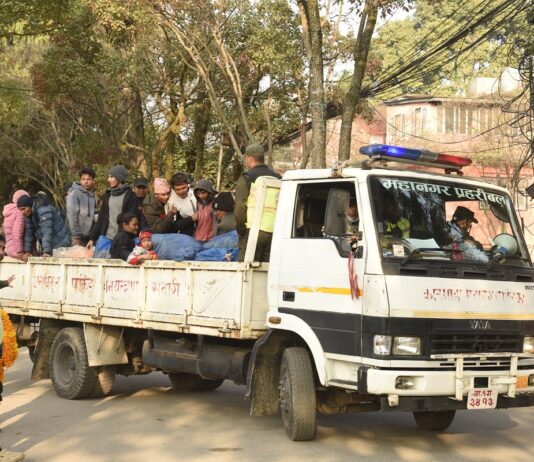 जथाभावी फूलमाला बेच्नेहरुलाई जब बालेनका प्रहरीले गाडीमा हालेर लागे…