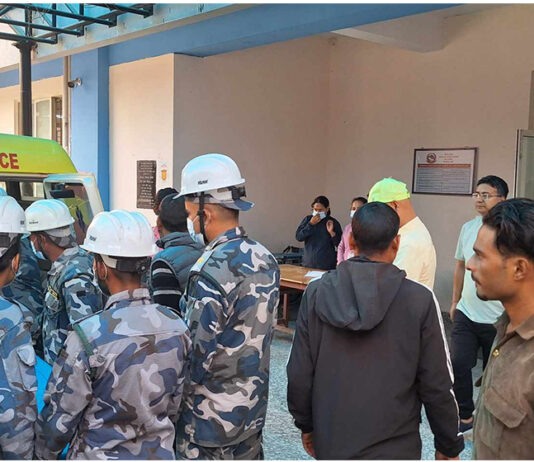 सशस्त्र प्रहरीले गर्यो भूकम्पले पुरिएका २१ जनाको जिवितै उद्दार