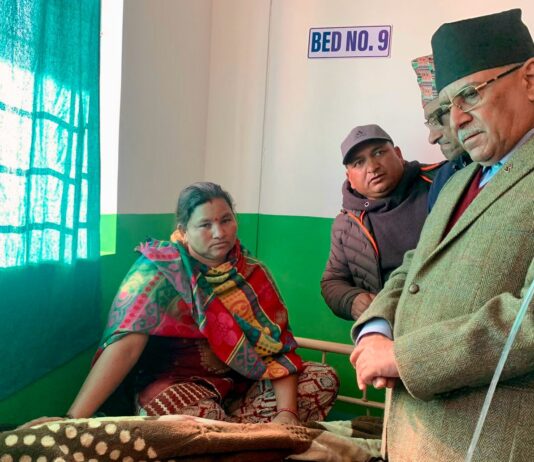 जाजरकोट अस्पतालमा प्रधानमन्त्री प्रचण्ड