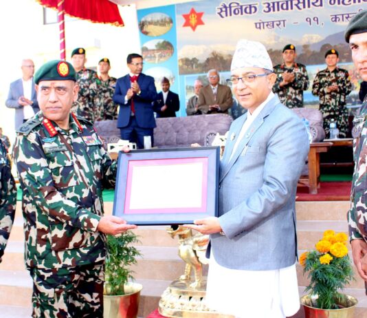 नेपाली सेनाले गर्यो पोखरा महानगरका मेयरलाई सम्मान