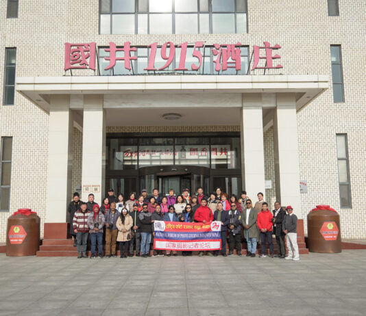 नेपाली फोटो पत्रकारहरूद्वारा चिनियाँ गुओजिङ उद्योगको भ्रमण (तस्वीरहरू)