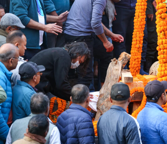 मेयर बालेनका बुवाको पशुपति आर्यघाटमा अन्त्येष्टि (तस्विरहरू)