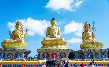 पर्यटक लोभ्याउदै कोन्ज्योसोमको तीन मूर्ति बुद्ध पार्क (तस्वीरहरू)