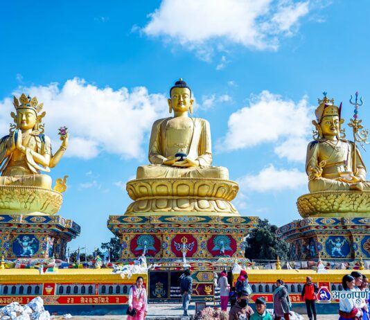 पर्यटक लोभ्याउदै कोन्ज्योसोमको तीन मूर्ति बुद्ध पार्क (तस्वीरहरू)