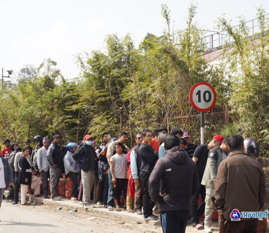 नाकाबन्दी कै झल्को दिने गरी ग्यास लिनेको लाइन (तस्वीरहरू)