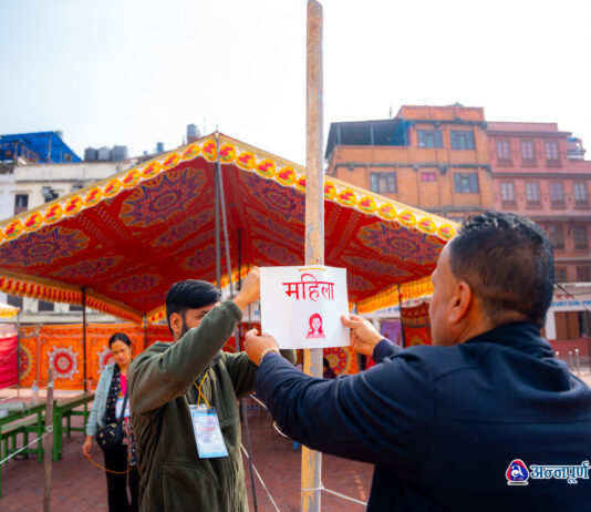 मतदानका लागि यसरी तयार गरिँदैछ बुथ (तस्वीरहरू)