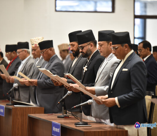 यस्तो देखियो सिंहदरबारमा सांसदहरूको शपथ (तस्वीरहरू)