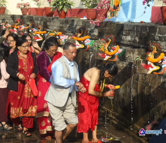 बालाजु बाइसधारामा स्नान गर्नेको भिड (तस्वीरहरू)