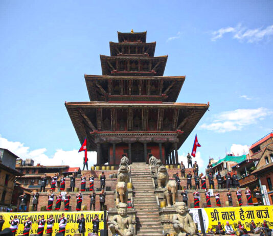 बिस्का जात्राको पूर्वसन्ध्यामा भक्तपुरमा धिमे बाजासहित नाचगान (तस्वीरहरू)