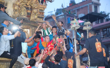 पुल्चोकमा रथारोहणसँगै रातो मच्छिन्द्रनाथ जात्रा प्रारम्भ (तस्वीरहरू)