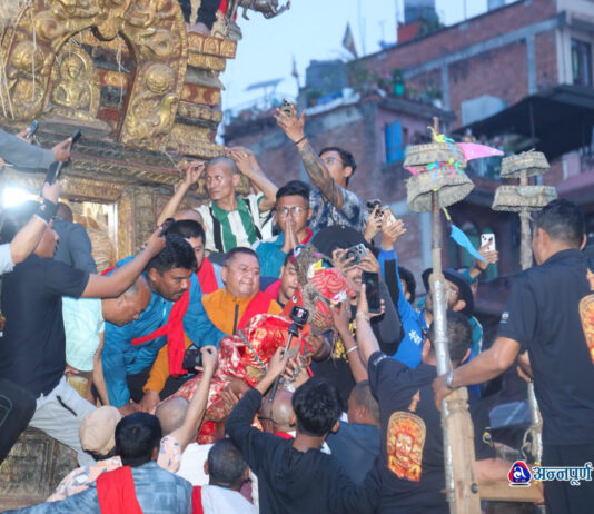 पुल्चोकमा रथारोहणसँगै रातो मच्छिन्द्रनाथ जात्रा प्रारम्भ (तस्वीरहरू)