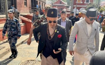 बिहानै पशुपतिनाथ मन्दिरको दर्शन गर्न पुगे गृहमन्त्री सुधन