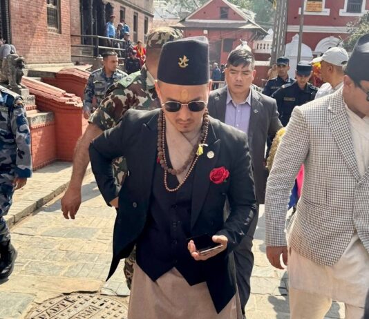 बिहानै पशुपतिनाथ मन्दिरको दर्शन गर्न पुगे गृहमन्त्री सुधन