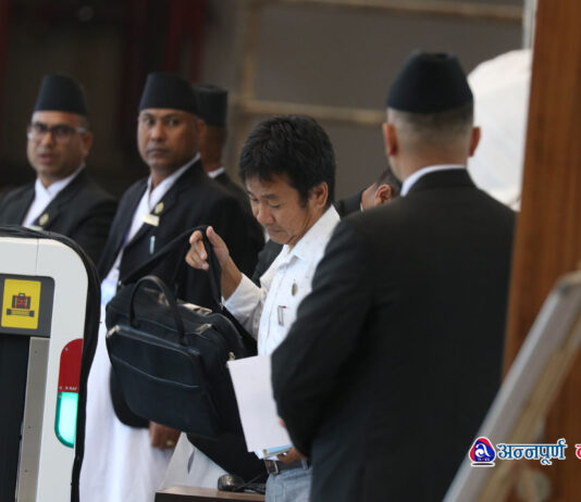 बजेट प्रस्तुत भइरहँदा सांसद हर्क साम्पाङ संसदबाट बाहिरिए