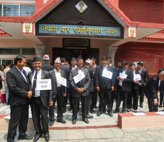 लालटिन बालेर अदालत प्रशासनविरुद्ध नेपाल बारको विरोध प्रदर्शन(तस्बिरहरु)