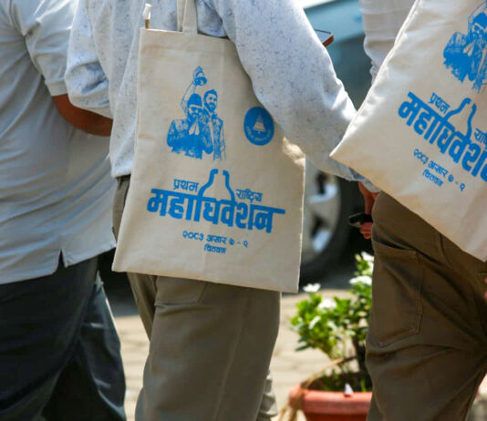 रास्वपा प्रतिनिधिले पाएको झोलाभित्र के छ ?