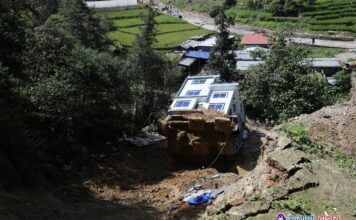 धापाखेलमा ढलेको साढे दुई तले पक्की घर (तस्वीरहरू)